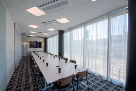 whoorks-salle-reunion-lumineuse-équipée-grande-capacité