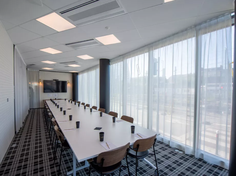 whoorks-salle-reunion-lumineuse-équipée-grande-capacité