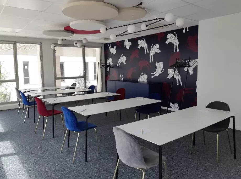 salle-réunion-modulable-équipée-lumineuse